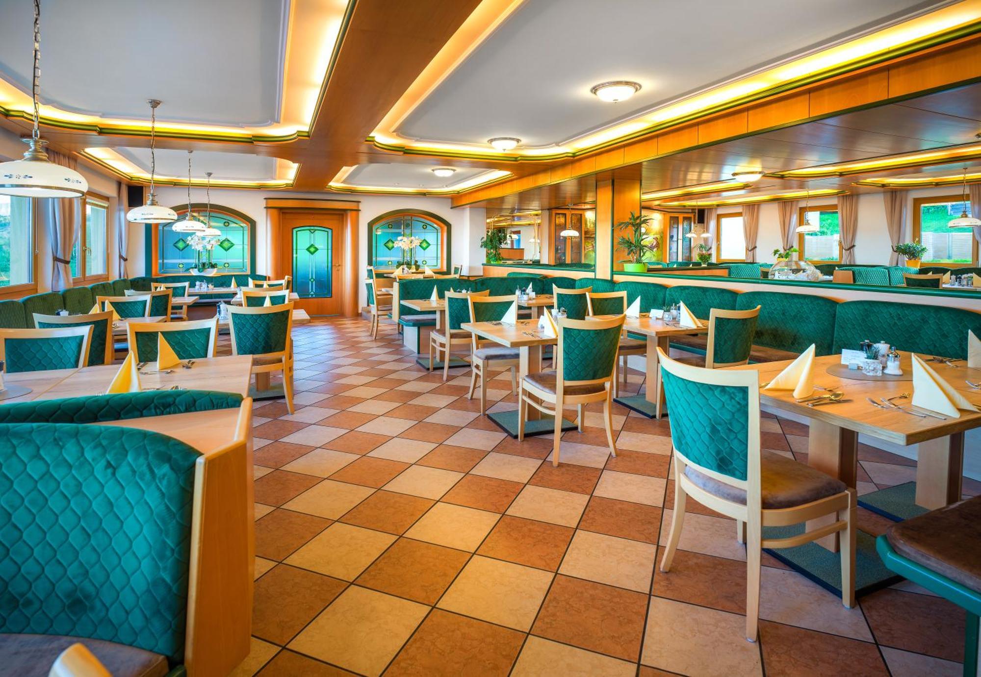 Ferienhotel Hofer Superior Штрас-им-Аттергау Экстерьер фото